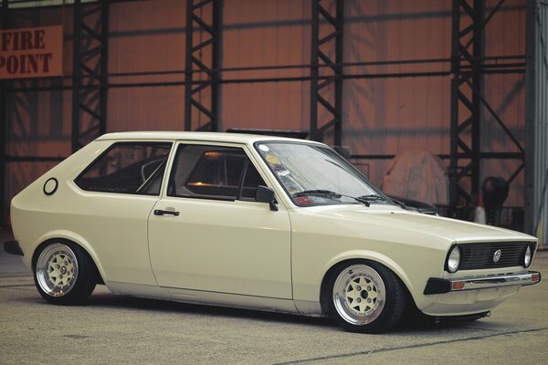 Volkswagen polo blanc dans le garage