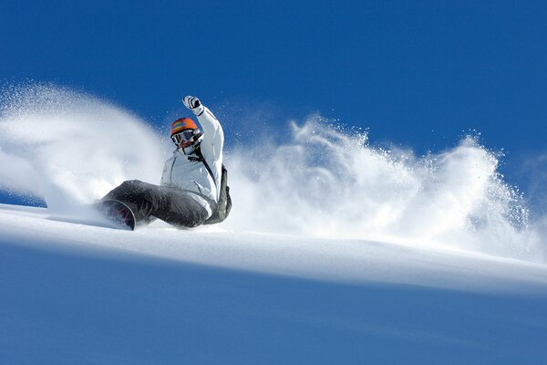 Snowboarder stürzt vom Berg im Winter viel Schnee ab