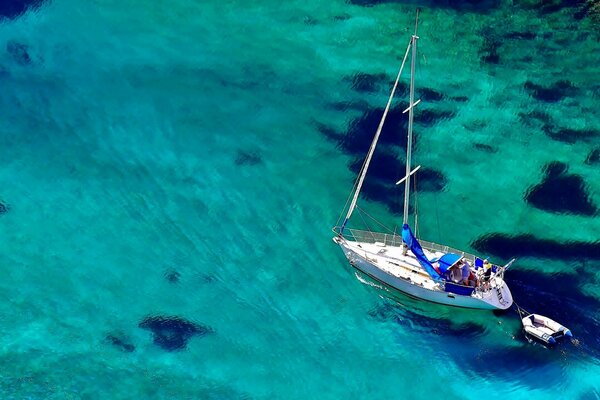 El yate navega por el agua azul