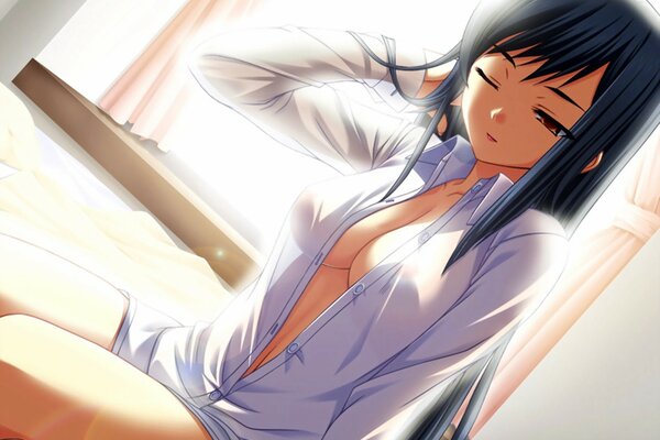 La ragazza con prosoni sul letto si siede con il seno parzialmente nudo