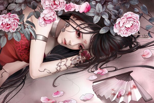 Trauriges Mädchen mit einem Fächer unter den Blütenblättern