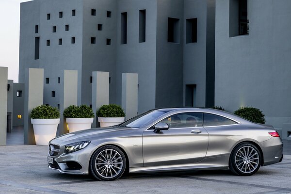 Mercedes-benz en el fondo de una hermosa casa