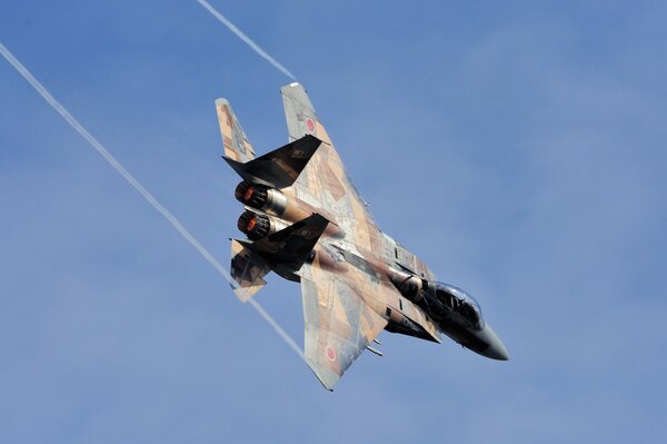 Avion de chasse sur fond de ciel volant vers le bas