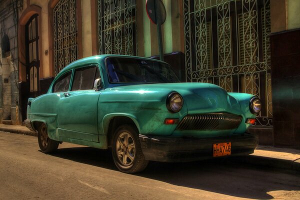 Coche retro conduciendo por las calles de la ciudad