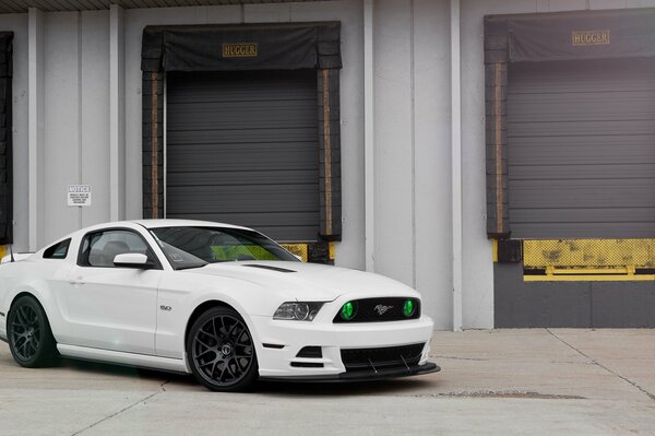 Coche blanco Ford Mustang gt500