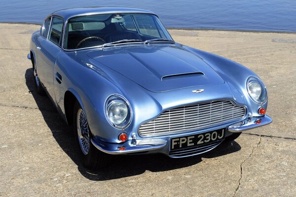 Aston Martin 1969 vor dem Hintergrund des Meeres