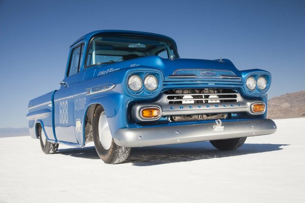 Chevrolet apache azul en el desierto