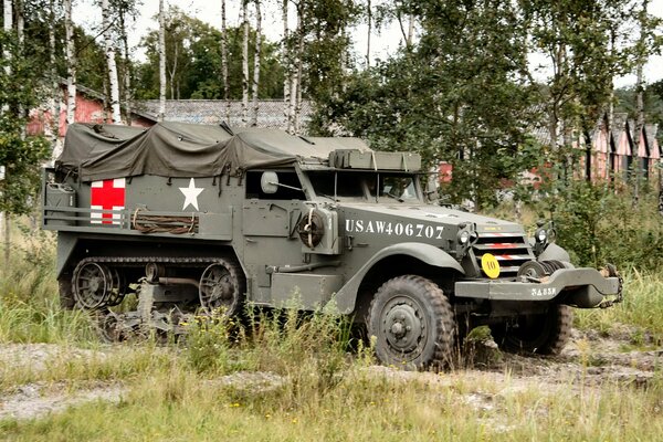 Half - track-ambulancia en la guerra de 1940