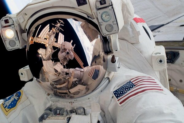 Odbicie w skafandrze amerykańskiego astronauty