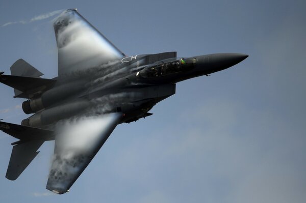 Avión de combate McDonnell douglas f - 15E en el cielo