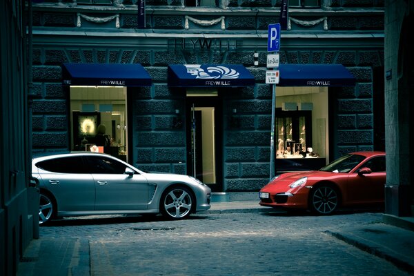 Coche blanco y rojo en una calle estrecha