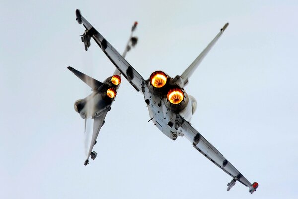 Como un avión de combate Mirage 2000H en el cielo