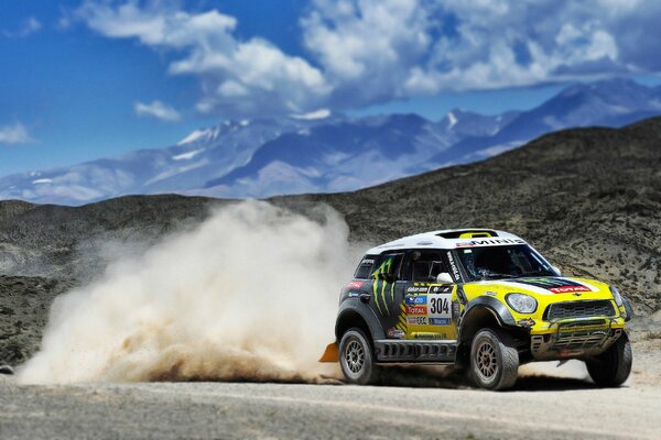 Mini Cooper sintonizzato nel colore giallo alle corse