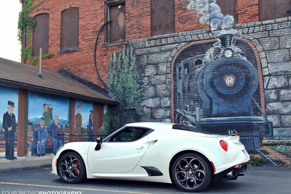 Alfa Romeo blanco en la pared con el patrón de la locomotora de vapor