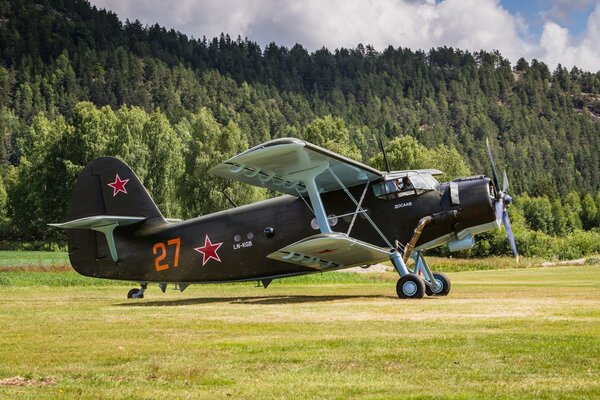 Avión raro en el campo de despegue