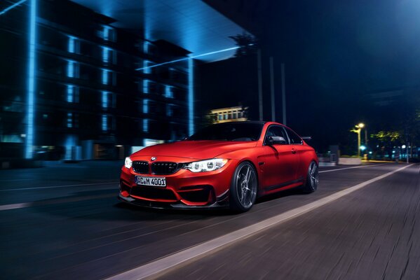 BMW m4 auf Nacht Stadt Hintergrund