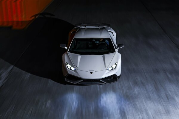 Biały Lamborghini Huracan na nocnym torze