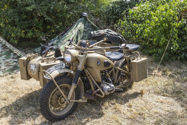 Ein antikes bmw r- 75. Motorrad aus der Zeit des Zweiten Weltkriegs