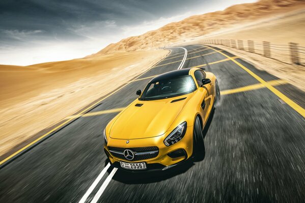 Mercedes Benz amarillo en una carretera desierta