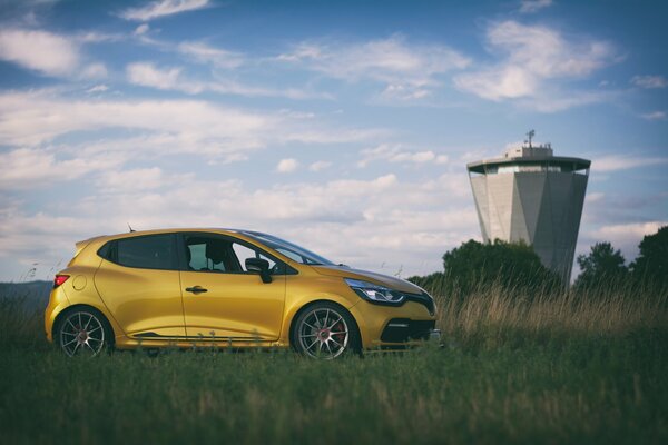 Renault Clio amarillo en el campo