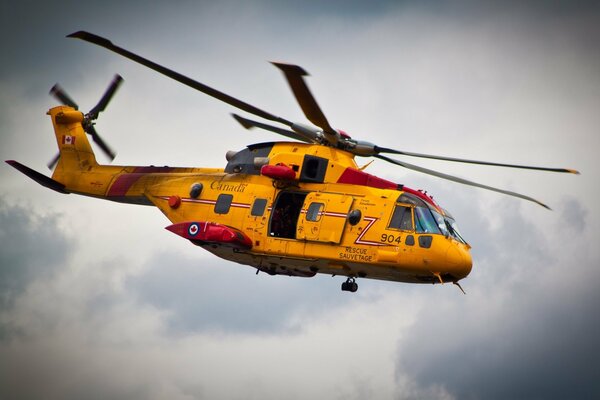 Orange Rettungshubschrauber auf Himmelshintergrund