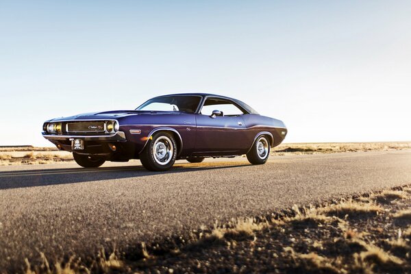 Foto del challenger en la pista al atardecer