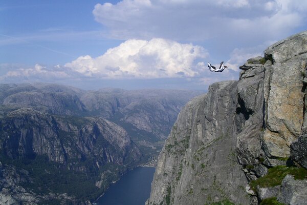 In einem bergigen Gebiet über dem Wasser fliegen Flugzeuge