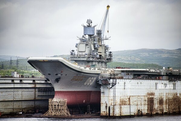 Incrociatore pesante ammiraglio Kuznetsov in riparazione al molo