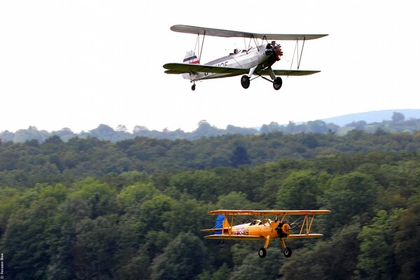 Zwei Flugzeuge am Himmel über der Taiga