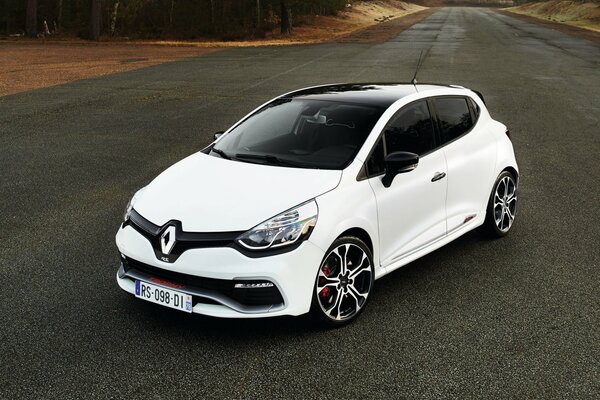 Renault blanc sur la bonne route