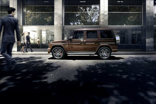 Mercedes amg G63 w463 2015 sur fond d immeuble de bureaux