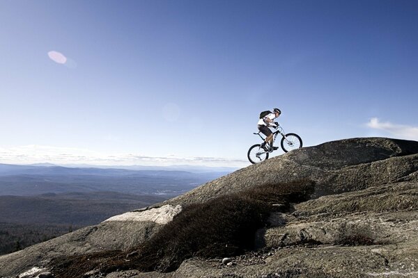 Radfahrer auf einem Berg unter freiem Himmel