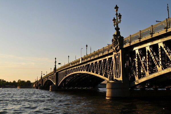 Die Flussbrücke an der Newa in St. Petersburg