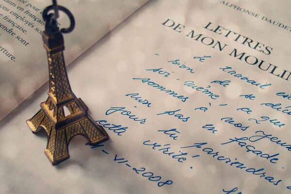 Francuski list z brelokiem wieży Eiffla