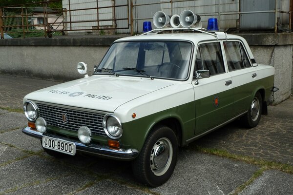 Coche de la policía popular de la RDA Lada 1200s