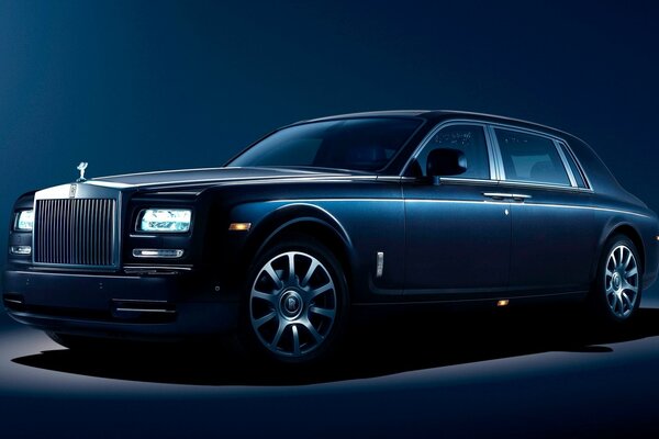 Rolls royce blu su sfondo blu