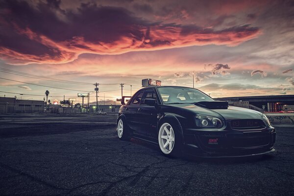 Subaru Rennwagen bei Sonnenuntergang