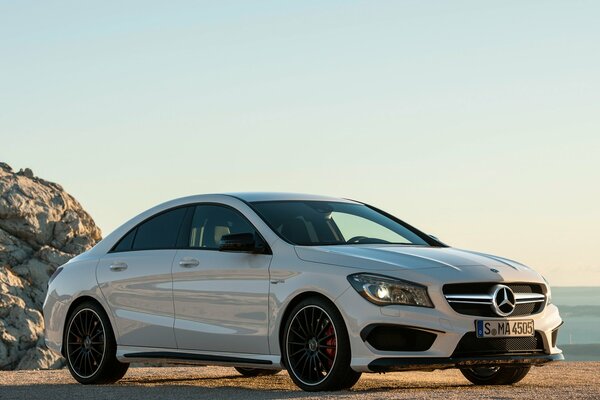 Blanco Mercedes Benz en la orilla del mar