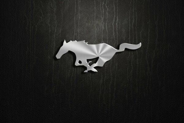 Logo Mustang argenté sur fond noir