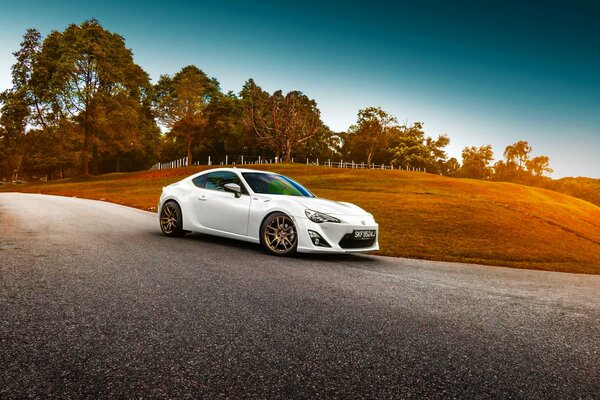 Voiture de sport blanc de Toyota