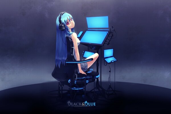 Vocaloid MIKU z niebieskimi włosami przy komputerze