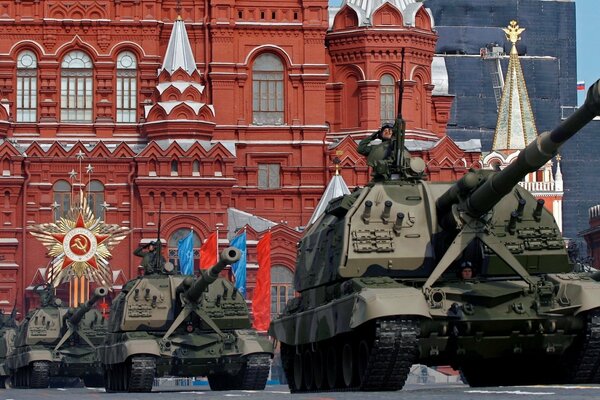 Défilé de matériel militaire sur la place rouge à Moscou