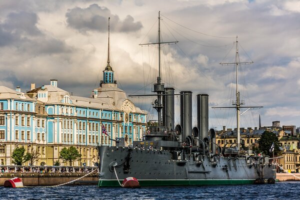 Croiseur Aurora sur le fond de l école navale de Nakhimov
