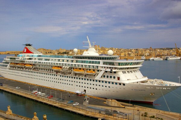 Riesiges Passagierschiff am Pier