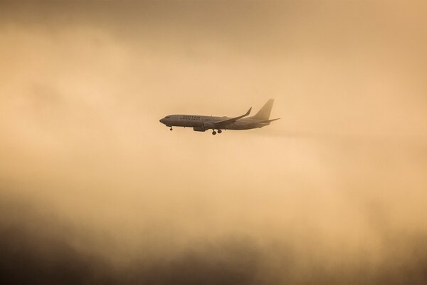 Avión se cuela a través de nubes espesas
