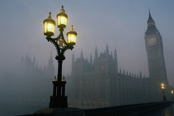 Torre de Londres en la niebla nocturna a la luz de una linterna