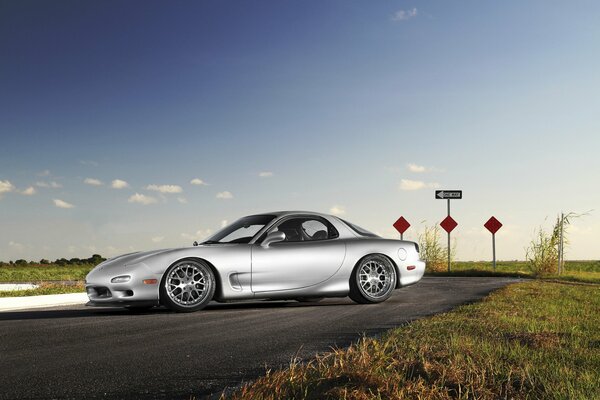 Mazda rx-7 refinado en Llantas forjadas