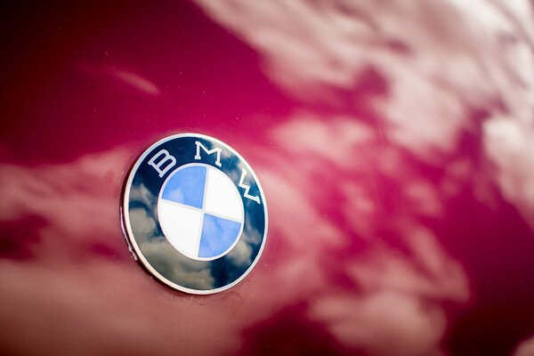 BMW-Kennzeichen auf der roten Motorhaube