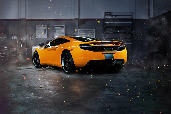 McLaren pomarańczowy supersamochód w garażu Widok Z Tyłu
