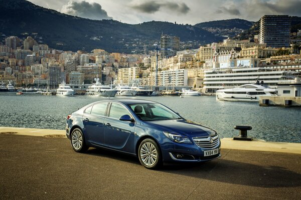 Un Opel azul 2014, vauxhall, recorre el paseo marítimo